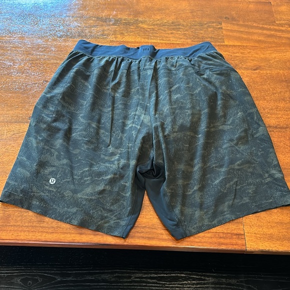 Lululemon Mens large 9” inseam lined shorts olive and black - Picture 8 of 13